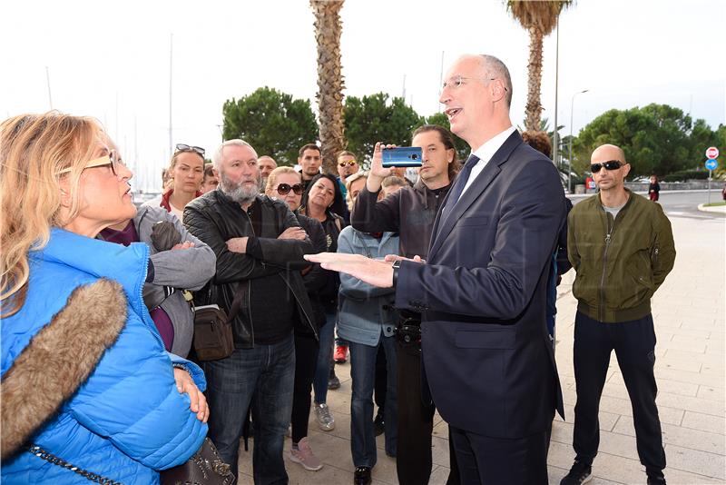 Split: Prosvjednici protiv covid potvrda prosvjedovali ispred zgrade Banovine