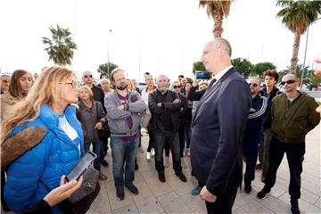 Split: Prosvjednici protiv covid potvrda prosvjedovali ispred zgrade Banovine