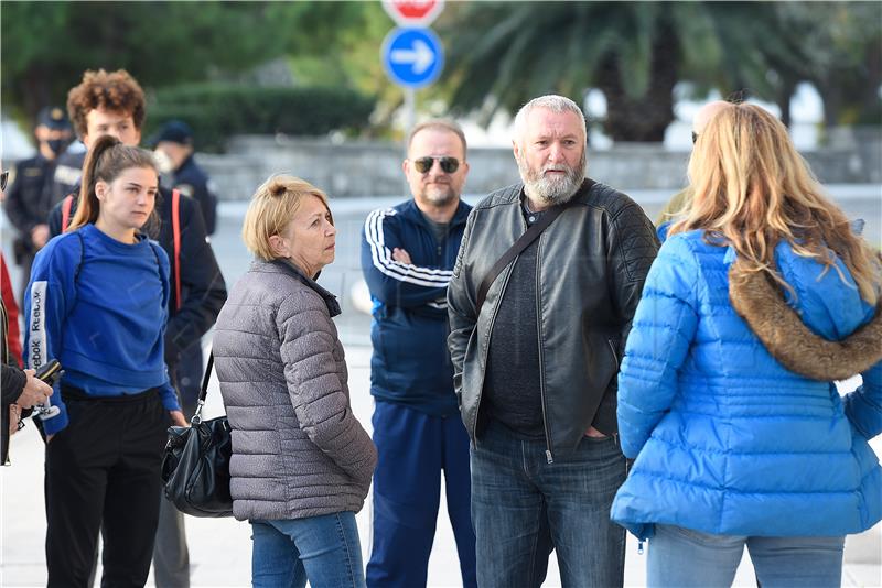 Split: Prosvjednici protiv covid potvrda prosvjedovali ispred zgrade Banovine