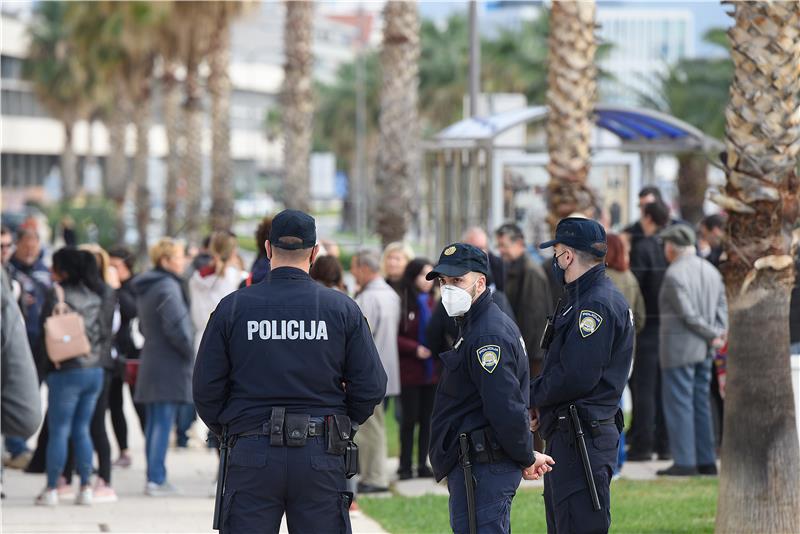 Split: Prosvjednici protiv covid potvrda prosvjedovali ispred zgrade Banovine