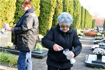 Odavanje počasti poginulim i ubijenim hrvatskim braniteljima Vukovara