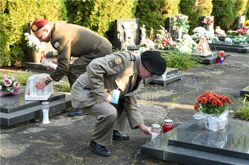 Odavanje počasti poginulim i ubijenim hrvatskim braniteljima Vukovara