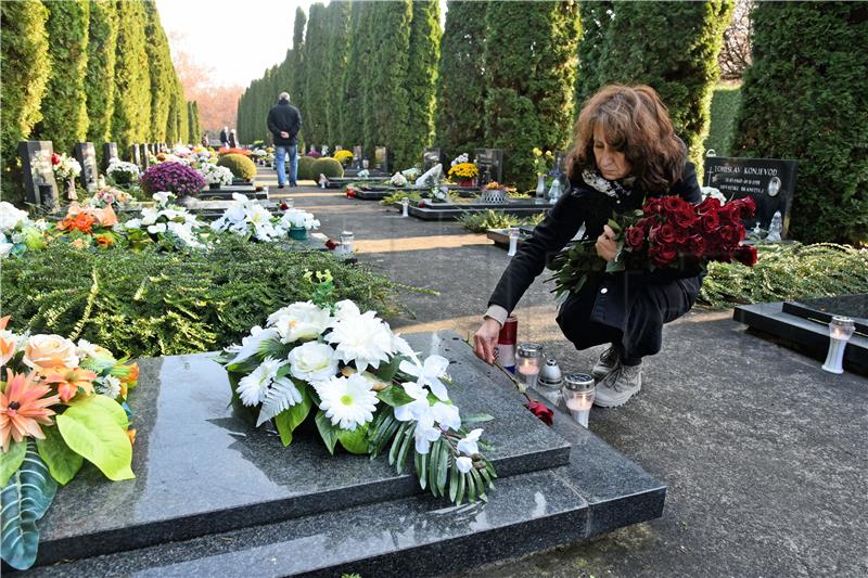 Odavanje počasti poginulim i ubijenim hrvatskim braniteljima Vukovara