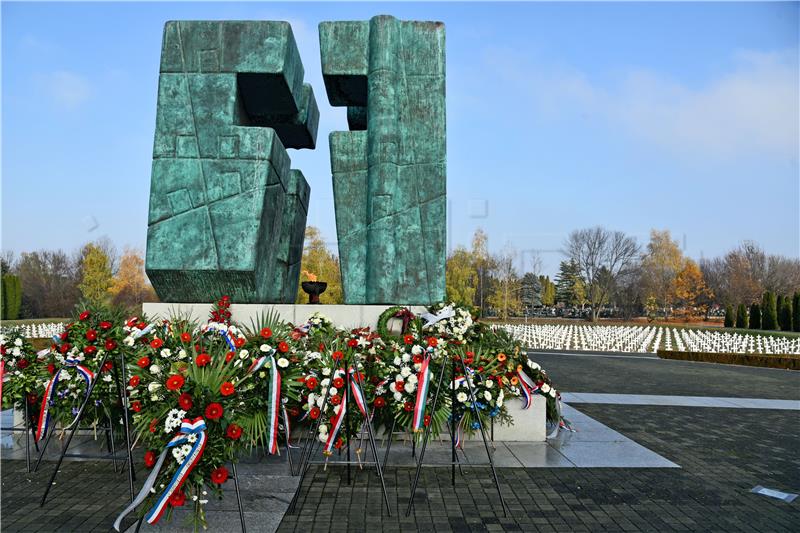 Odavanje počasti poginulim i ubijenim hrvatskim braniteljima Vukovara