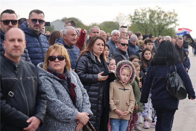 Škabrnja: Kolona sjećanja - Mimohod do Spomen-obilježja masovne grobnice