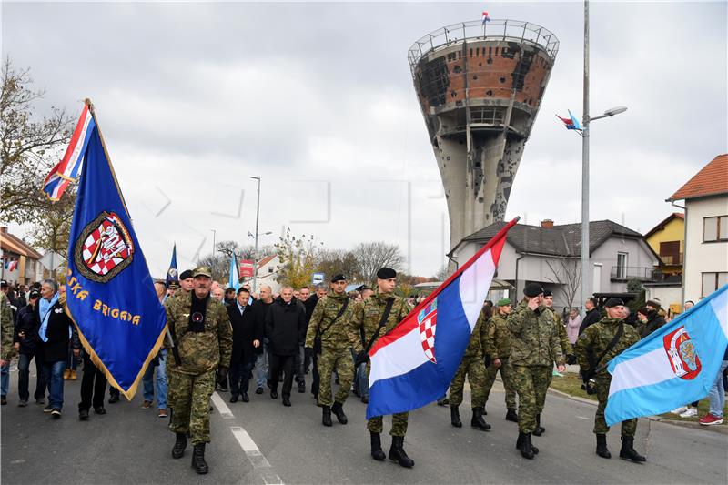 Vukovar: Kolona sjećanja krenula gradskim ulicama do Memorijalnog groblja