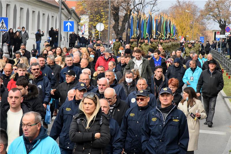 Vukovar: Kolona sjećanja krenula gradskim ulicama do Memorijalnog groblja