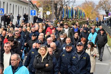 Vukovar: Kolona sjećanja krenula gradskim ulicama do Memorijalnog groblja