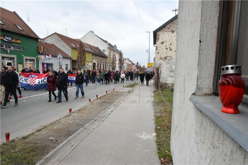 Vukovar: Kolona sjećanja krenula gradskim ulicama do Memorijalnog groblja