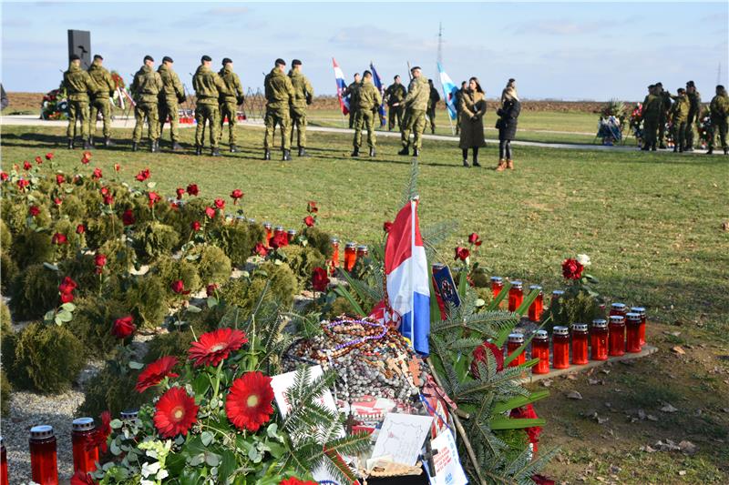 Vukovar: Na Ovčari polaganje vijenaca, prigodni program i molitva