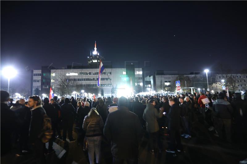 Prosvjed protiv uvođenja Covid potvrda nastavljen ispred zgrade HRT-a