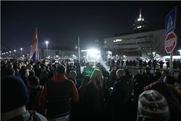 Prosvjed protiv uvođenja Covid potvrda nastavljen ispred zgrade HRT-a