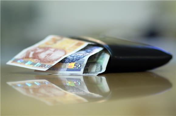 Average take-home pay €948 in Croatia, 1 in 10 workers earns below €514