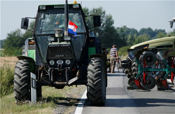 Traktor prešao preko 78-godišnjaka, ugrožen mu život