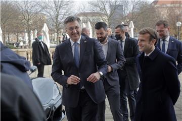 Macron razgledao automobile Nevera i Bugatti