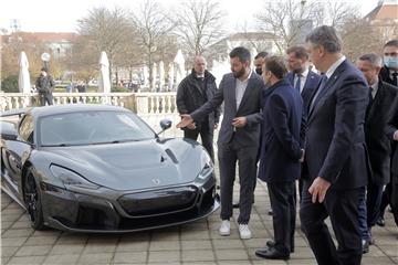 Macron razgledao automobile Nevera i Bugatti