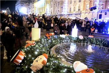 Počeo Advent u Zagrebu, gradonačelnik Tomašević upalio prvu svijeću, svijeću nade