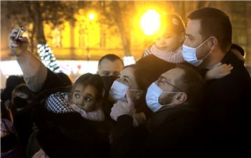 Advent in Zagreb begins, mayor lights candle of hope