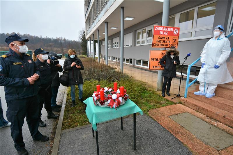 Pripadnici hitnih službi pljeskom ohrabrili osoblje i oboljele u karlovačkoj bolnici