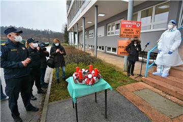 Pripadnici hitnih službi pljeskom ohrabrili osoblje i oboljele u karlovačkoj bolnici