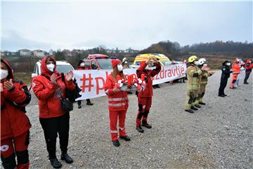 Pripadnici hitnih službi pljeskom ohrabrili osoblje i oboljele u karlovačkoj bolnici