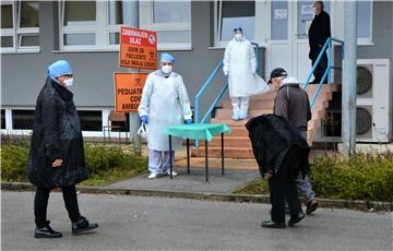 Pripadnici hitnih službi pljeskom ohrabrili osoblje i oboljele u karlovačkoj bolnici