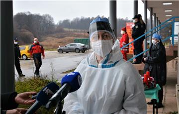 Pripadnici hitnih službi pljeskom ohrabrili osoblje i oboljele u karlovačkoj bolnici