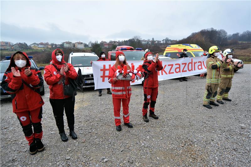 Pripadnici hitnih službi pljeskom ohrabrili osoblje i oboljele u karlovačkoj bolnici