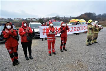 Pripadnici hitnih službi pljeskom ohrabrili osoblje i oboljele u karlovačkoj bolnici