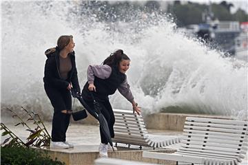 Jako jugo i kiša poplavilo splitsku Rivu