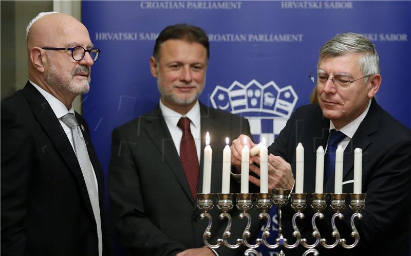 Ceremonija paljenja 5. svjećice na hanukiji povodom Hanuke u Saboru