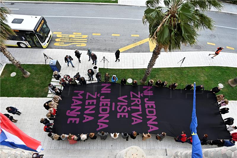 Domine razvile zastavu zbog ubojstva žene