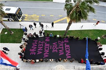 Domine razvile zastavu zbog ubojstva žene