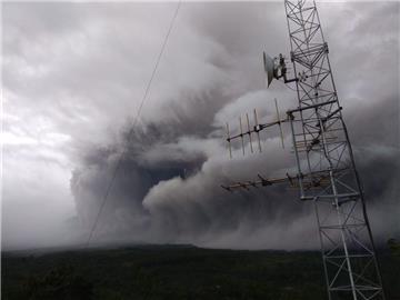 Erumpirao indonezijski vulkan Semeru, najmanje jedna osoba poginula