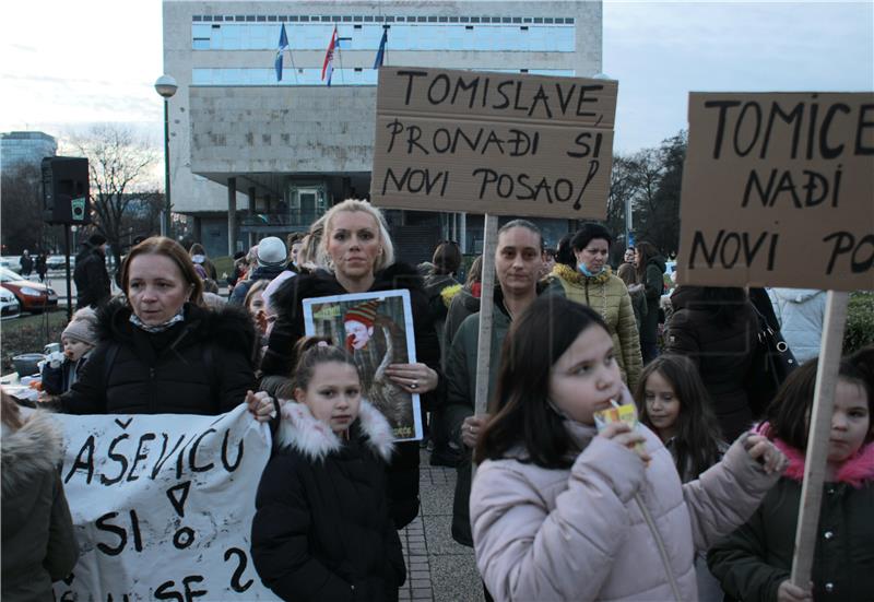 Ispred zgrade Poglavarstva grada Zagreba, roditelji-odgojitelji organizirali druženje