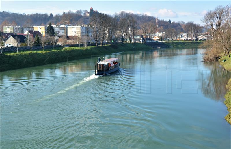 Žitna lađa "Zora" doplovila Kupom uzvodno u Karlovac