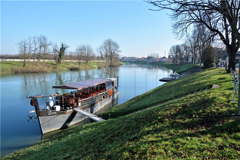 Žitna lađa "Zora" doplovila Kupom uzvodno u Karlovac