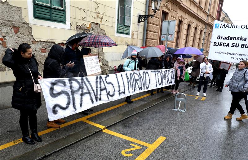 Javni prosvjed Roditelja odgojitelja ispred Skupštine grada Zagreba