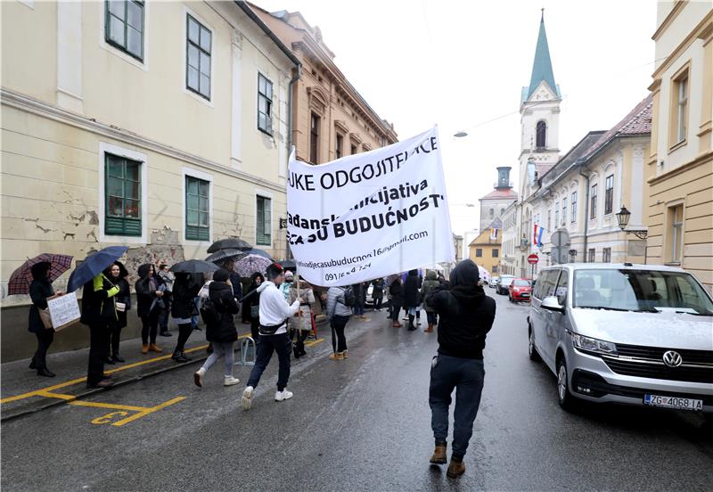 Javni prosvjed Roditelja odgojitelja ispred Skupštine grada Zagreba