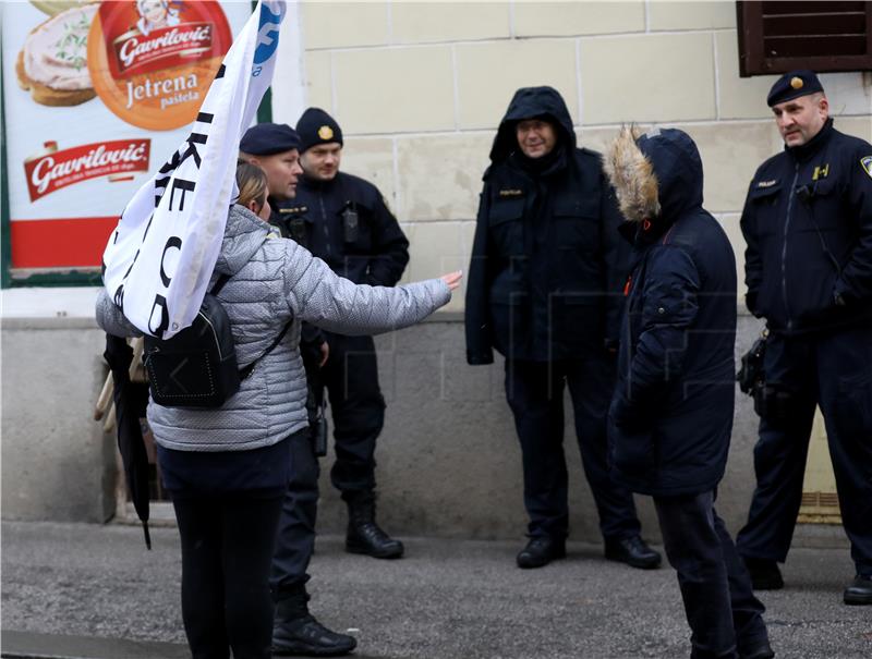 Javni prosvjed Roditelja odgojitelja ispred Skupštine grada Zagreba