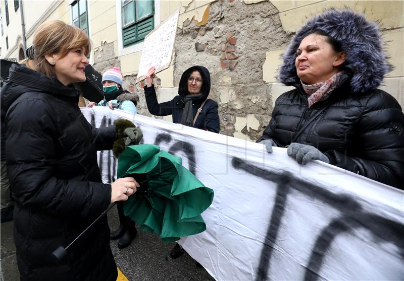 Javni prosvjed Roditelja odgojitelja ispred Skupštine grada Zagreba