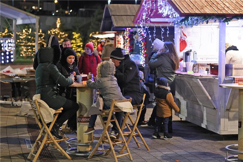 Zadar: Otvoren "Advent na Višnjiku" za najmlađe