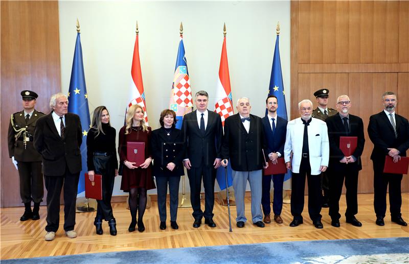 Milanović decorates participants in Croatian Spring