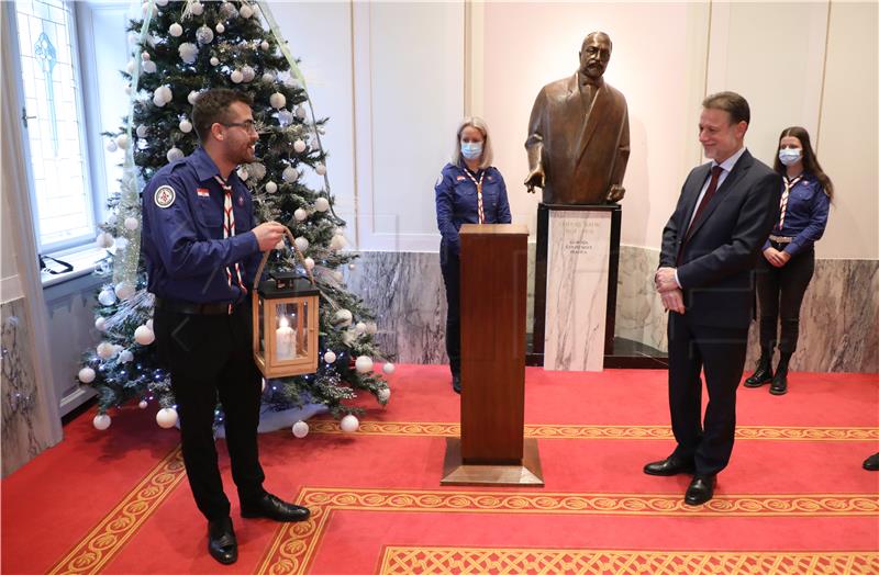 Light of Bethlehem arrives in Croatian Parliament