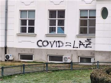 Policija traga za autorom grafita "COVID=laž" u osječkome KBC-u