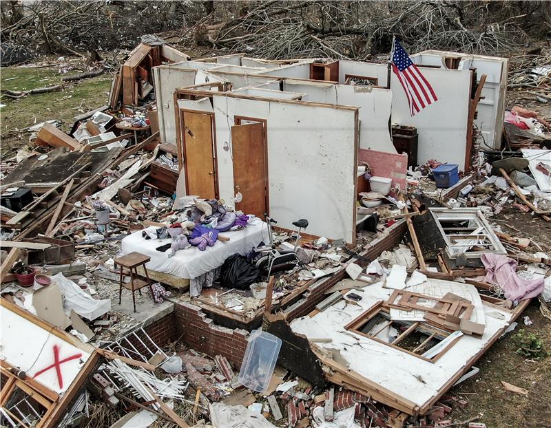 Biden posjetio tornadom razoreni Kentucky