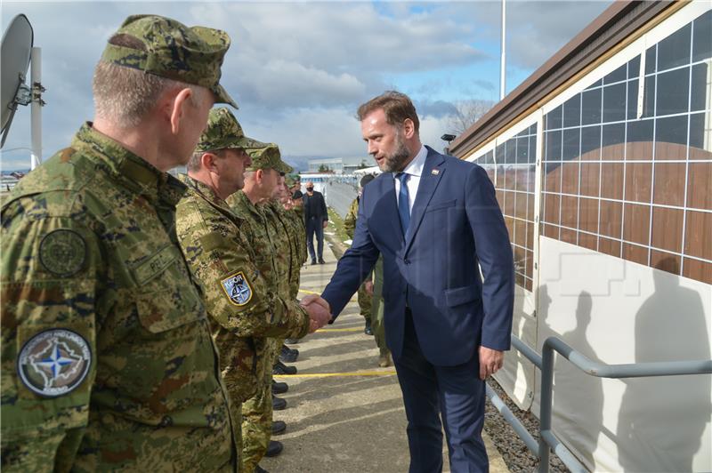 Ministar obrane pohvalio hrvatske pripadnike KFOR-a