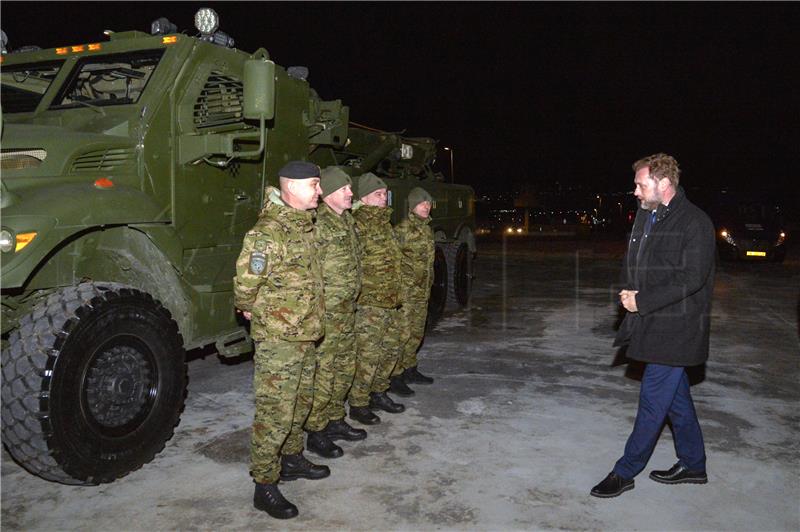 Ministar Banožić s hrvatskim vojnicima na Kosovu