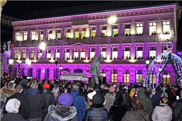 Vinkovci: Božićni koncert s gimnazijskih prozora