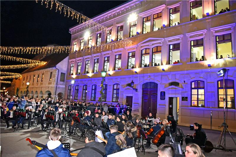 Vinkovci: Božićni koncert s gimnazijskih prozora